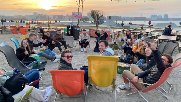 Study Trips Studierende des Digital Business Studiums sitzen im Kreis auf dem Studytrip in Kopenhagen.