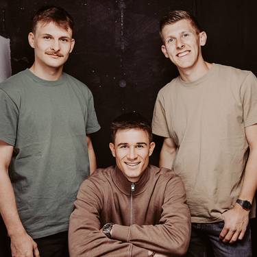 Drei innovative Köpfe – eine Idee: Statt fertige Lösungen zu liefern, zeigen die Gründer des KI-Studios auf, wie Unternehmen selbst Kompetenzen aufbauen können. Praxisnah, verständlich und menschlich.