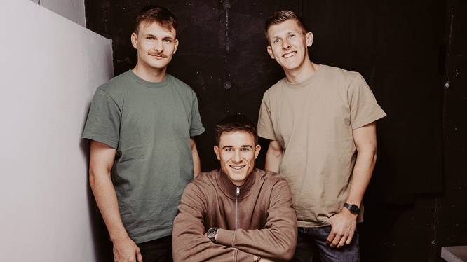 Drei innovative Köpfe – eine Idee: Statt fertige Lösungen zu liefern, zeigen die Gründer des KI-Studios auf, wie Unternehmen selbst Kompetenzen aufbauen können. Praxisnah, verständlich und menschlich.