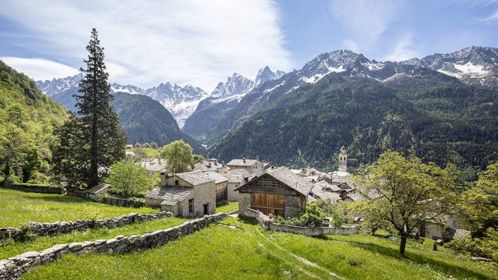 Architektur studieren Schweiz: Häuser in Graubünden zeigen Klima- und Topografie-Herausforderungen.