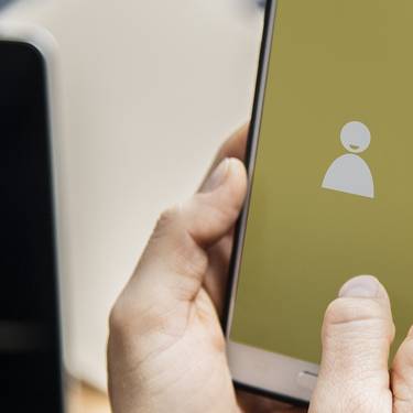 Symbolbild Studie Berufsberatung 4.0 (Frau hält Smartphone in der Hand)