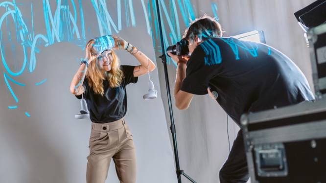 Bachelorstudium Multimedia Production Multimedia Production Studierende beim Fotoshooting