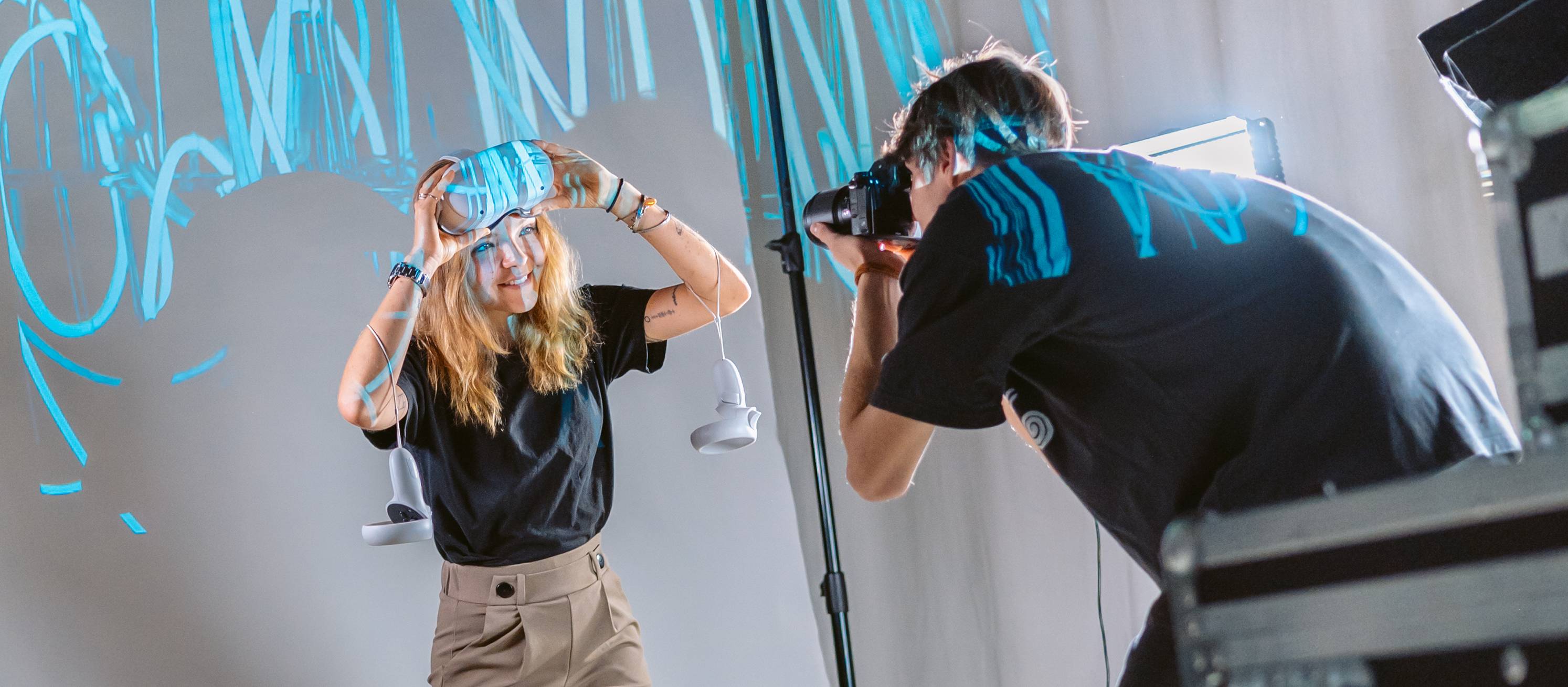 Studierende des Bachelorstudiums Multimedia Production der FH Graubünden bedienen eine Filmkamera.