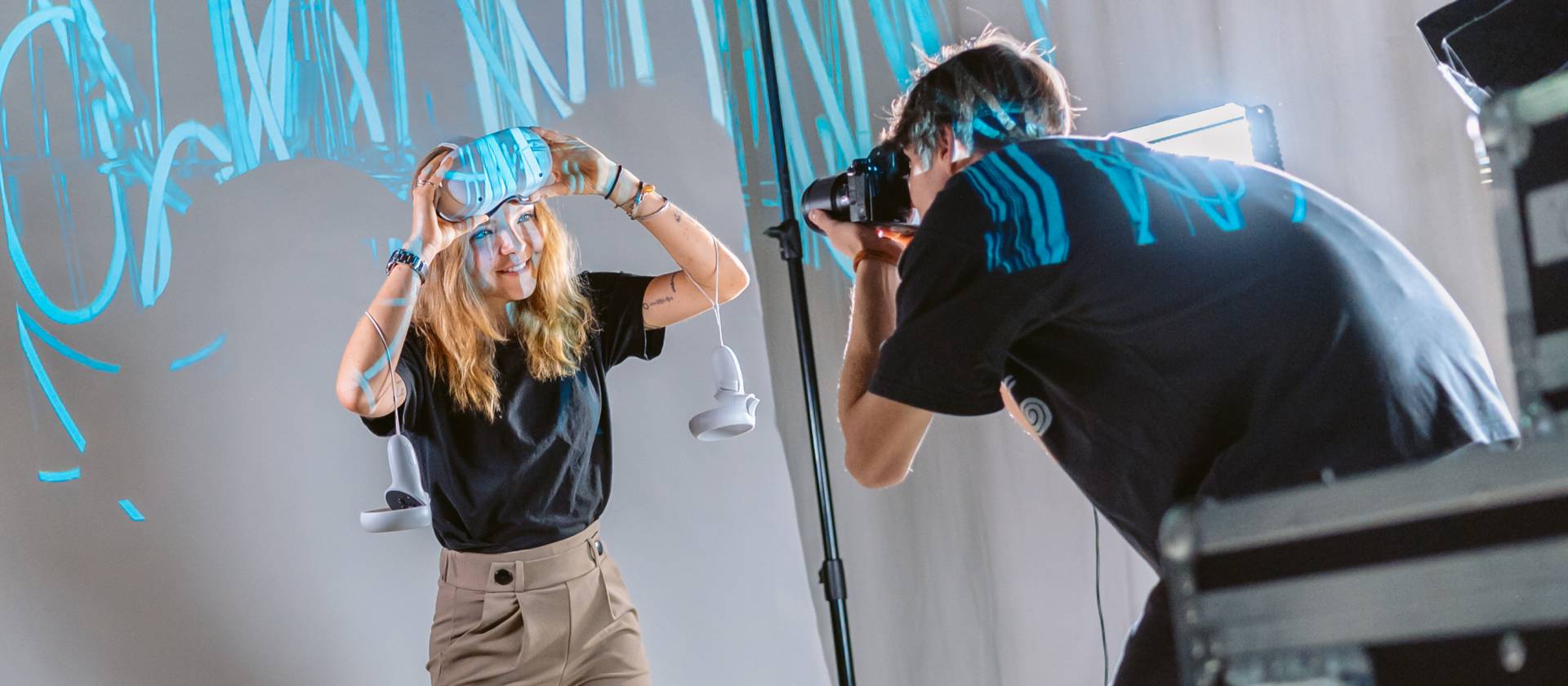 Multimedia Production Studierende beim Fotoshooting
