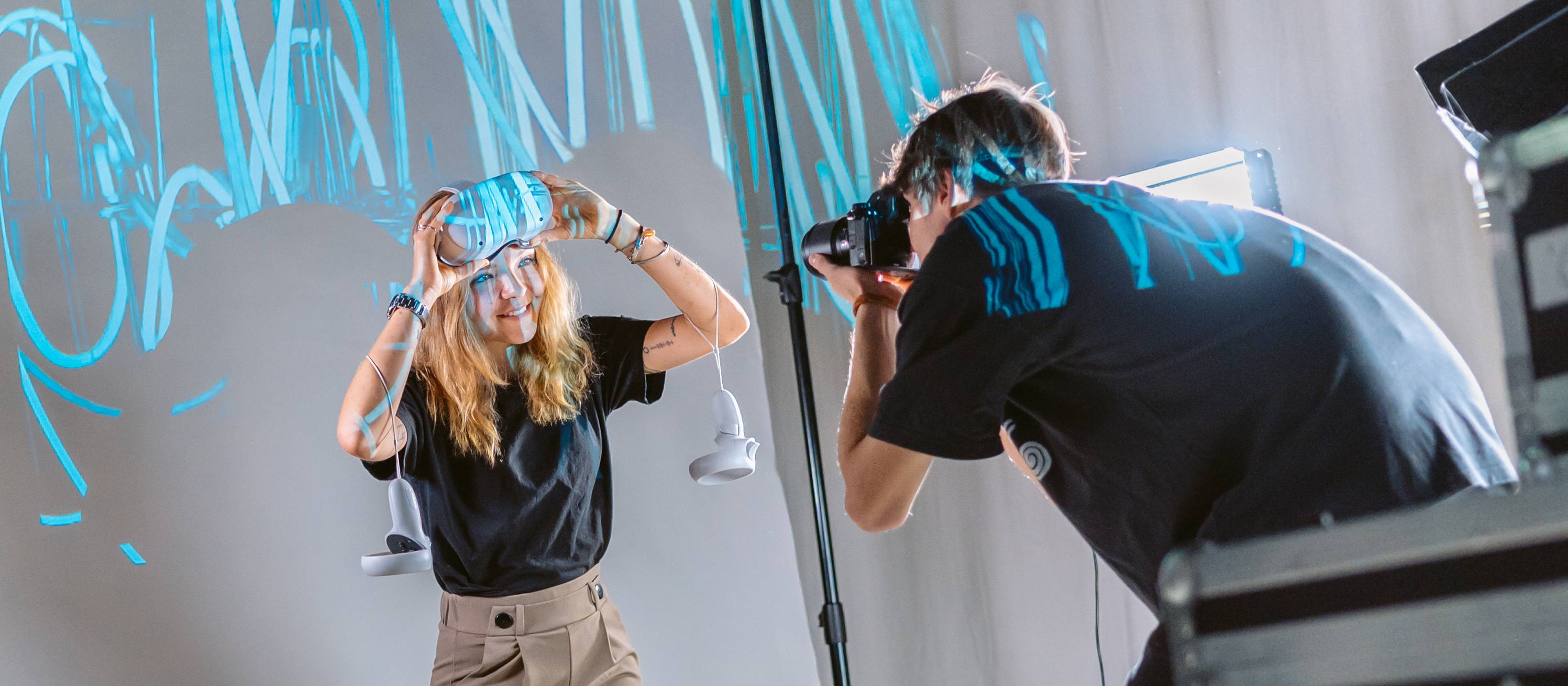 Studierende des Bachelorstudiums Multimedia Production der FH Graubünden bedienen eine Filmkamera.