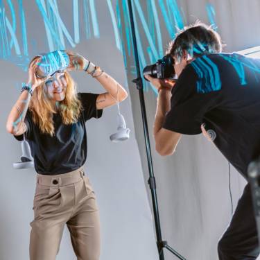 Studierende des Bachelorstudiums Multimedia Production der FH Graubünden bedienen eine Filmkamera.