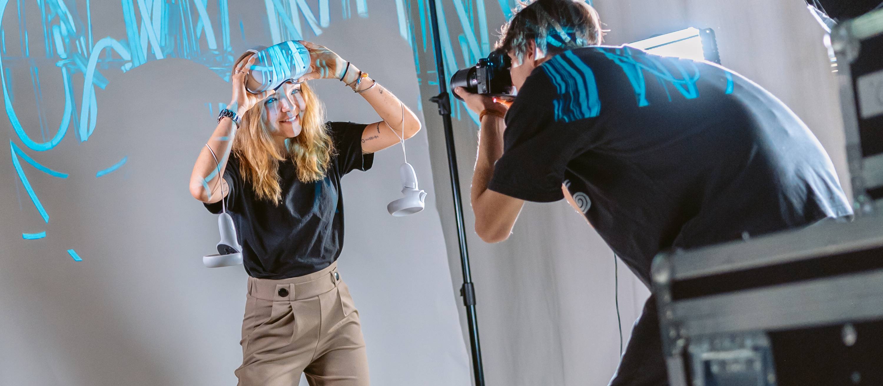 Studierende des Bachelorstudiums Multimedia Production der FH Graubünden bedienen eine Filmkamera.