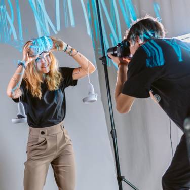 Studierende des Bachelorstudiums Multimedia Production der FH Graubünden bedienen eine Filmkamera.