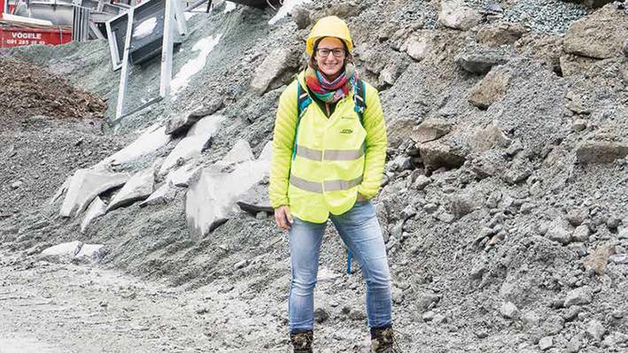 Angehende Bauingenieurin der Fachhochschule Graubünden beim Albulatunnel – Bauingenieure planen und konstruieren Bauwerke wie diesen.