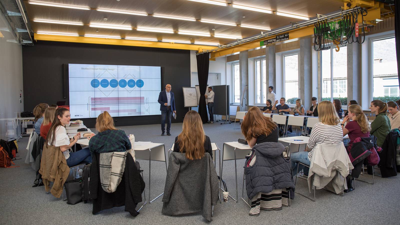 Studierende im SIL Unterrichtsszene im Service Innovation Lab (SIL)