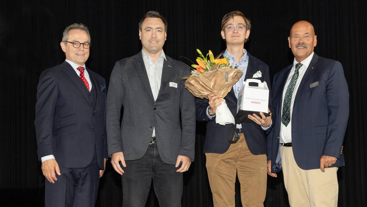 Von links nach rechts: FHGR-Rektor Jürg Kessler, Pascal Gaggero (RUAG), Award-Sieger Noel Frey und FHGR-Departementsleiter Bruno Studer  Bild: FH Graubünden