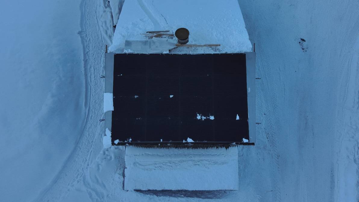 Forschende der FH Graubünden untersuchten, inwiefern es sich lohnt, Photovoltaik-Anlagen mittels Rückstrombeheizung schneefrei zu machen, um Winterstrom zu produzieren. Dieses Bild zeigt das Dach in Davos im Winter 2024/2025 nachdem der Schnee abgeglitten ist.