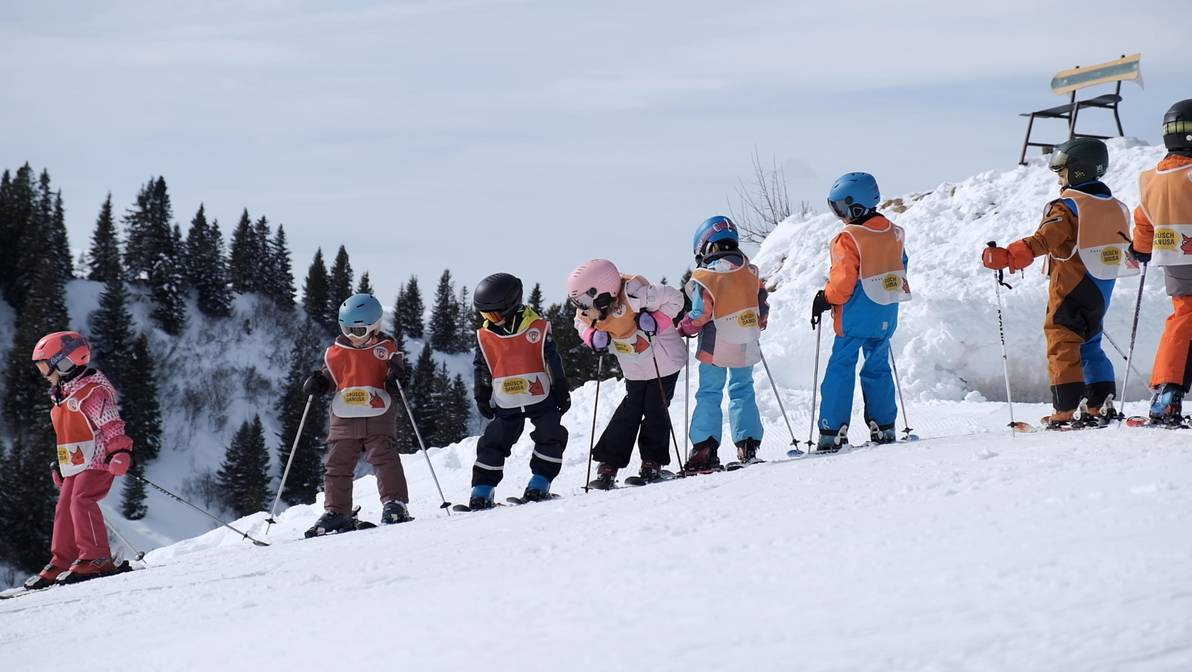 In'evaluaziun da la Scola auta spezialisada dal Grischun (SAS Grischun) da las emnas da sport da naiv per las scolinas en il chantun Grischun mussa che lur organisaziun e realisaziun funcziunan bain e ch'ellas vegnan fatgas a moda professiunala. Ils uffants ch'èn da la partida profiteschan directamain da questa furma da la promoziun sportiva. (Foto: Luca Fumagalli)