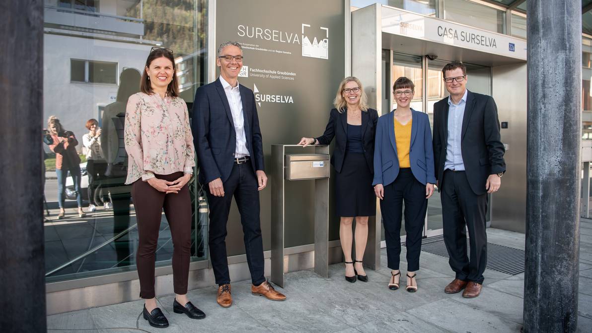 [Translate to Rätoromanisch:] Das Surselva Lab in Ilanz der FH Graubünden und der Regiun Surselva ist eröffnet (vlnr): Livia Somerville, Ernst Sax, Ulrike Zika, Rudolf Büchi, Carmelia Maissen.