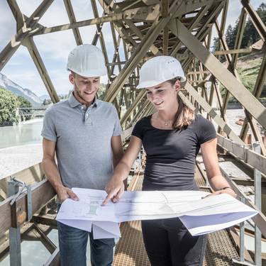 Studierende des Bachelorstudiums Bauingenieurwesen der FH Graubünden auf einer Brücke
