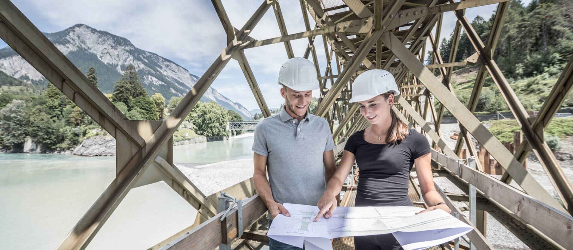 Studierende des Bachelorstudiums Bauingenieurwesen der FH Graubünden auf einer Brücke