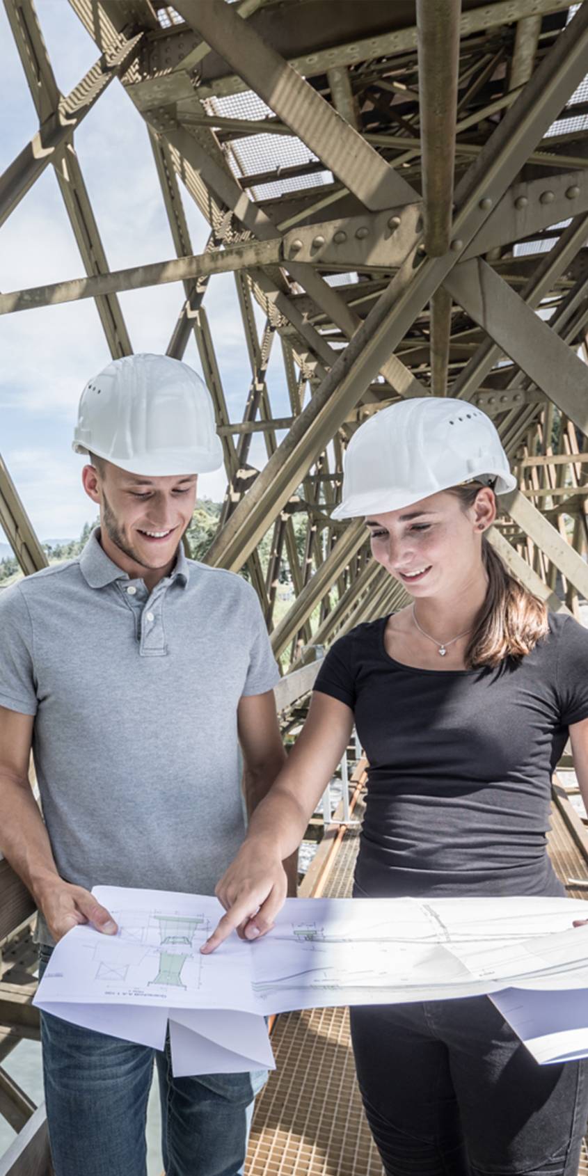Studierende des Bachelorstudiums Bauingenieurwesen der FH Graubünden auf einer Brücke