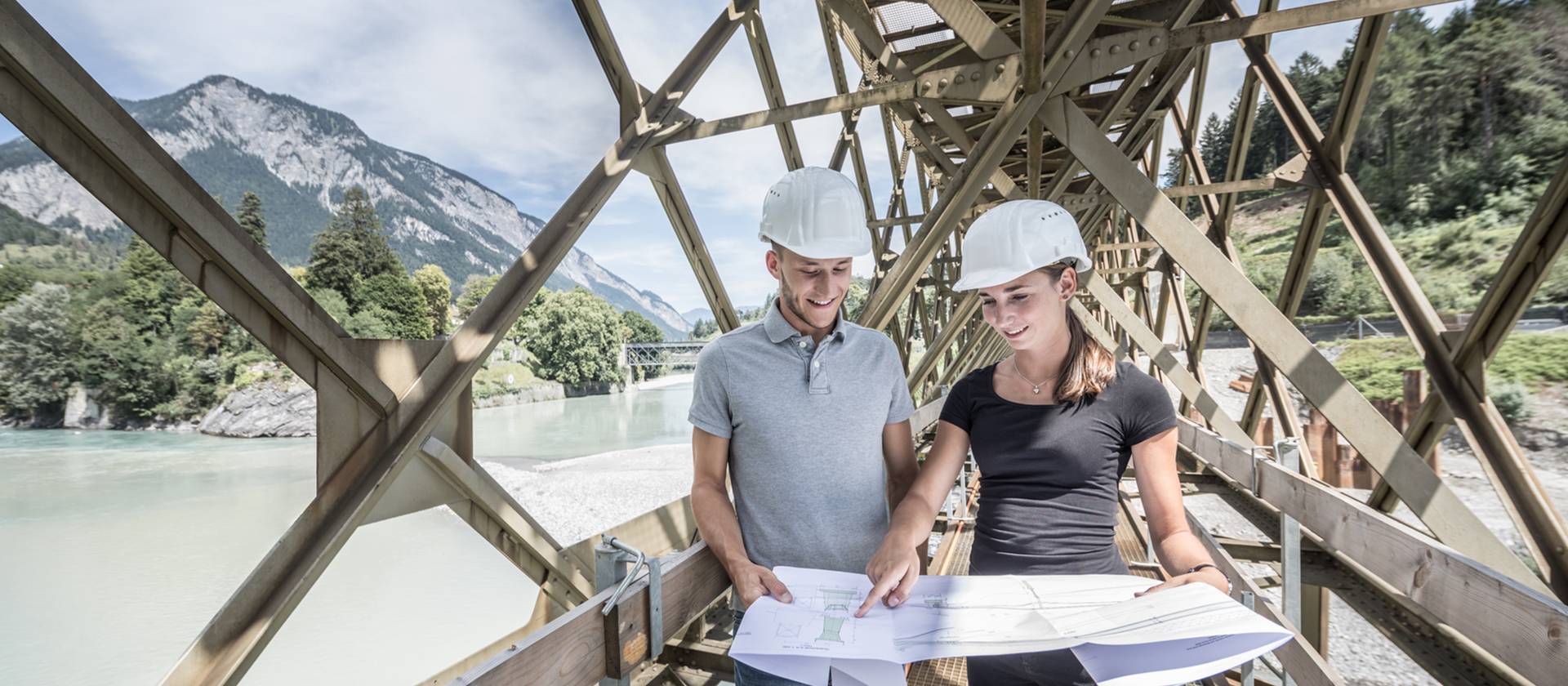 Studierende des Bachelorstudiums Bauingenieurwesen der FH Graubünden auf einer Brücke