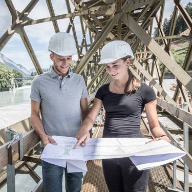 Studierende des Bachelorstudiums Bauingenieurwesen der FH Graubünden auf einer Brücke