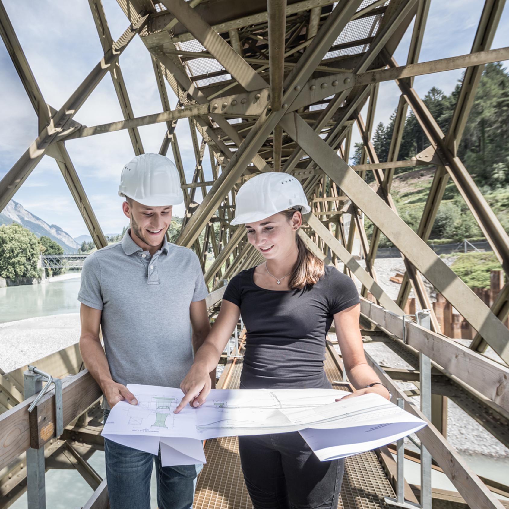 Studierende des Bachelorstudiums Bauingenieurwesen der FH Graubünden auf einer Brücke