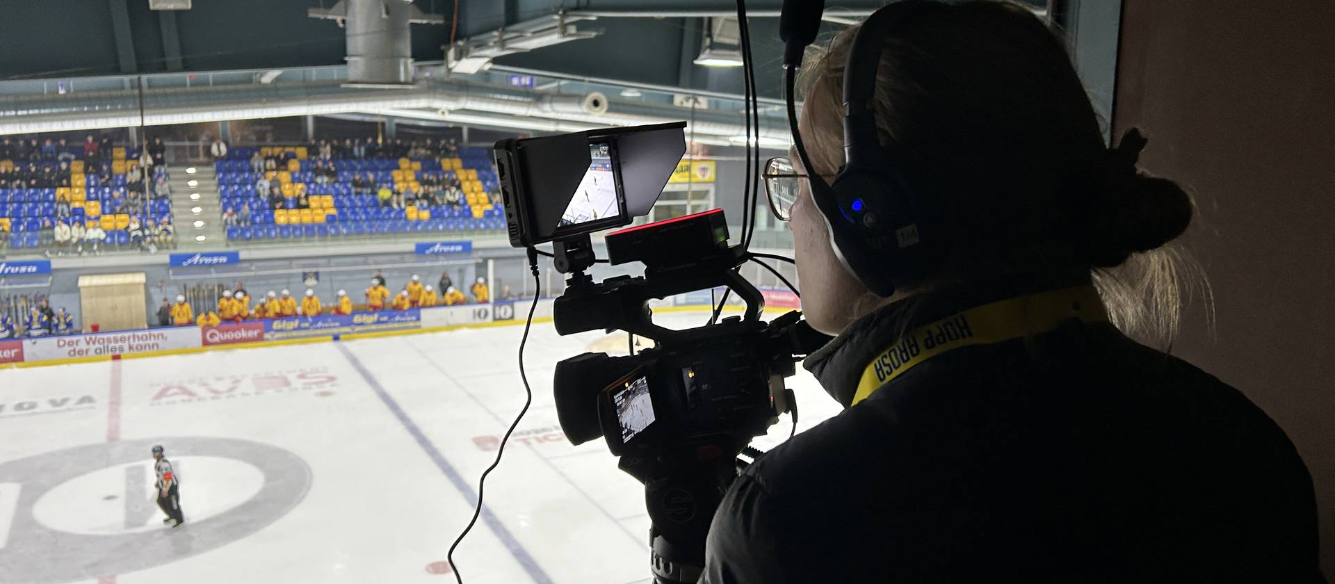 Neun Multimedia-Production-Studierende der Fachhochschule Graubünden verantworten die Übertragung der Heimspiele des EHC Arosa.
