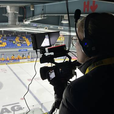 Neun Multimedia-Production-Studierende der Fachhochschule Graubünden verantworten die Übertragung der Heimspiele des EHC Arosa. 