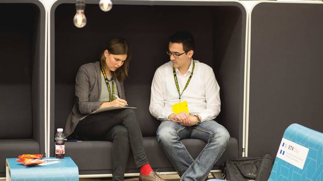 Studentenberatung Lange Nacht der Karriere Student lässt sich beraten