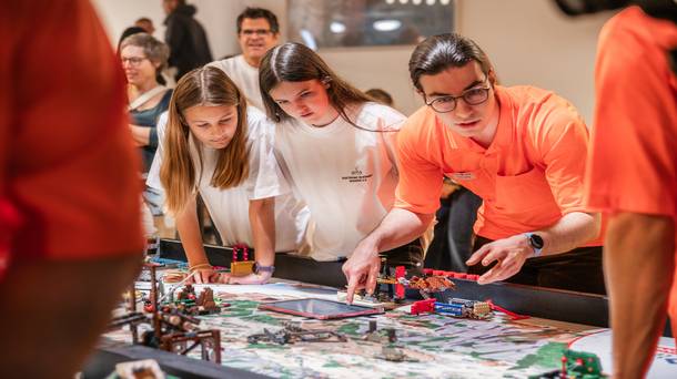 Beim Robot-Game erfüllen die Teams mit ihren Robotern die vorgegebenen Missionen.