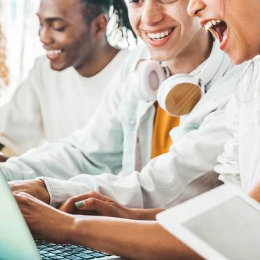 Fachhochschule wechseln: Studierende am Laptop und Tablet.