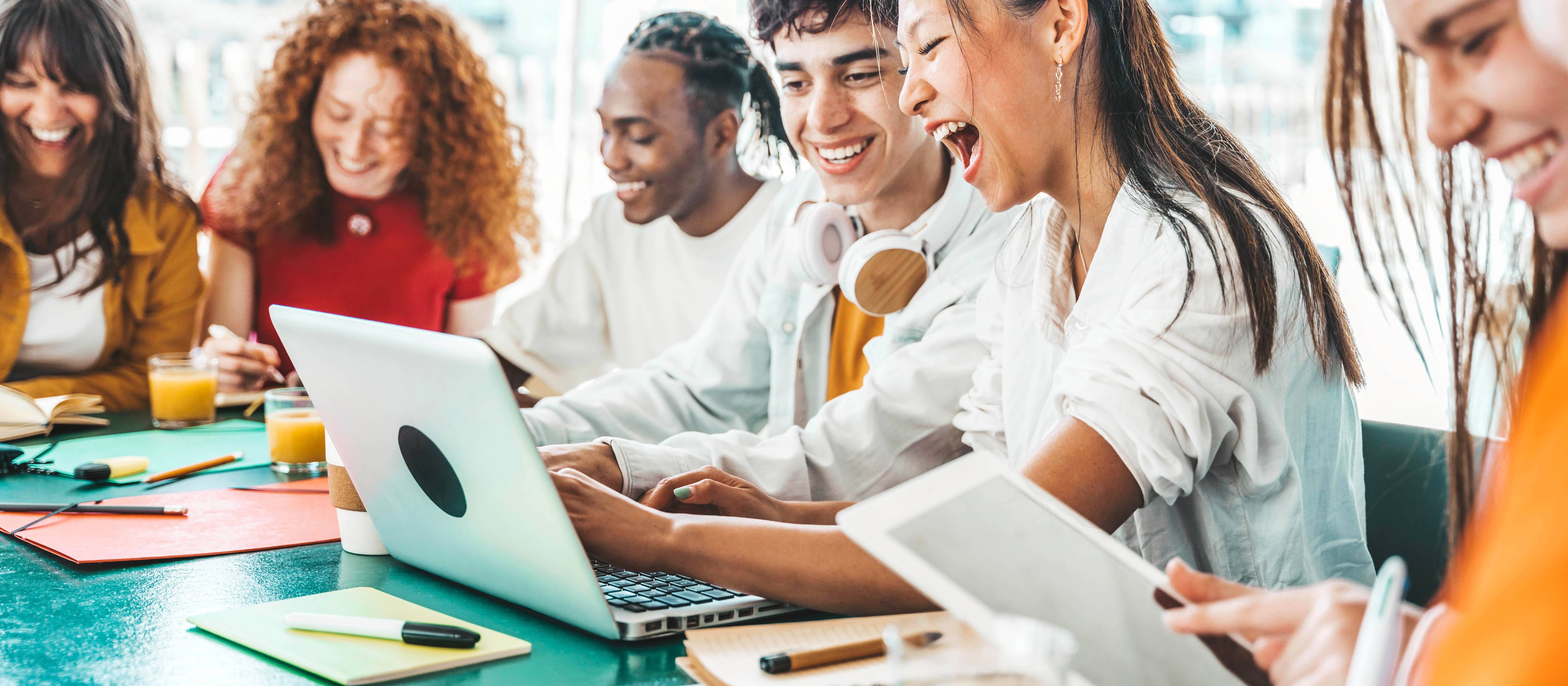 Fachhochschule wechseln: Studierende am Laptop und Tablet.
