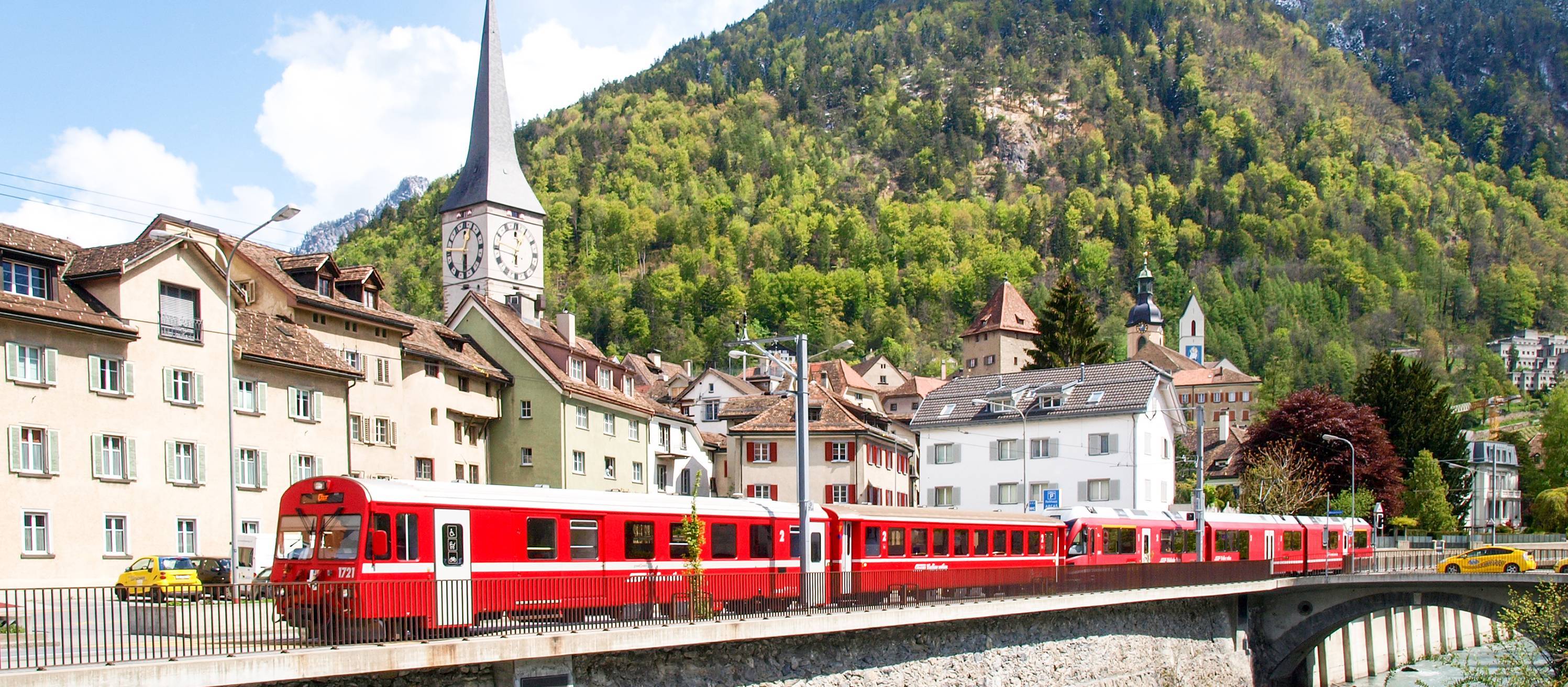 Zugkomposition der Rhätischen Bahn entlang der Plessur neben der Churer Altstadt