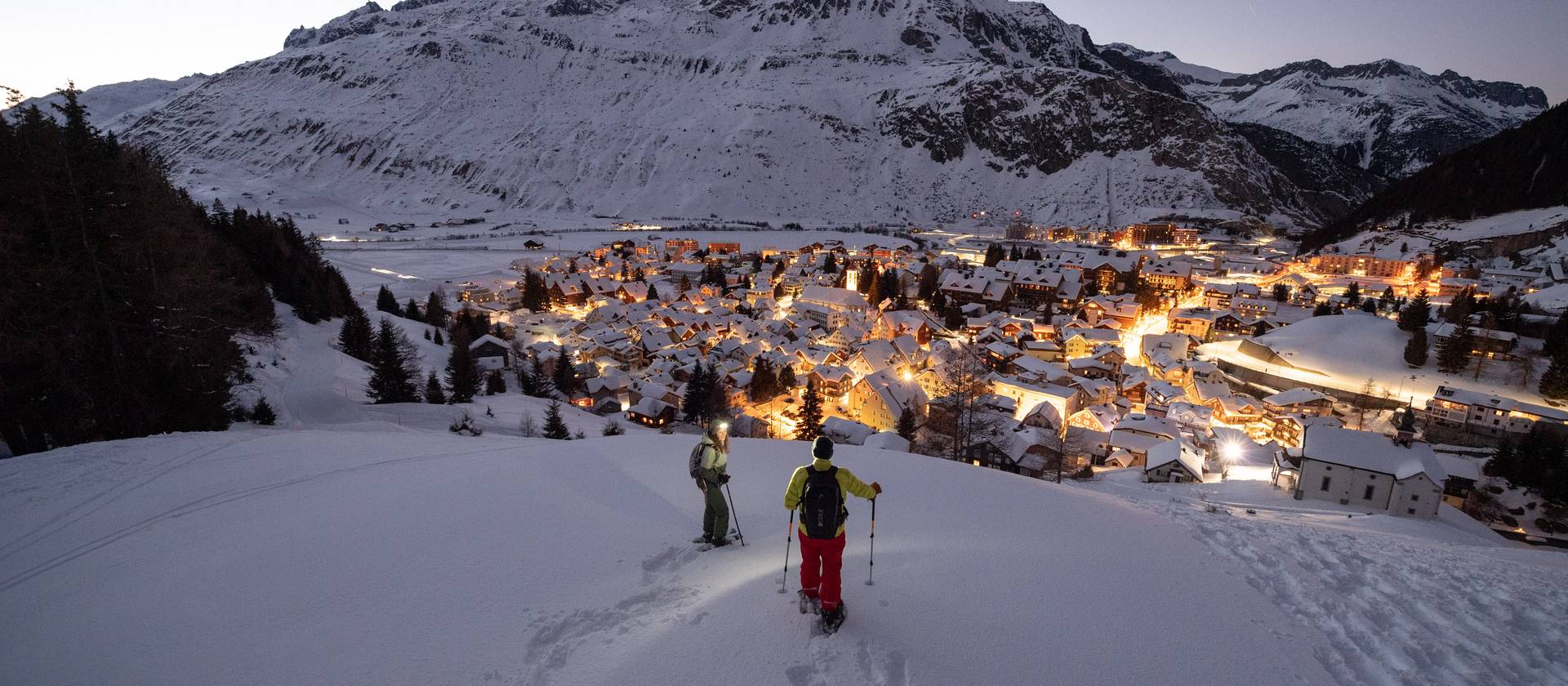[Translate to Italian:] Schneeschuhlaufen in Andermatt.