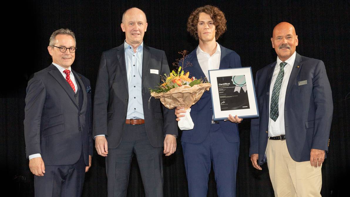 Von links nach rechts: FHGR-Rektor Jürg Kessler, Peter Nebiker (Siemens), Award-Sieger Yves Allenspach und FHGR-Departementsleiter Bruno Studer.