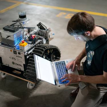 Verbesserungen: Das Forschungsteam entwickelt den Roboter stetig weiter.