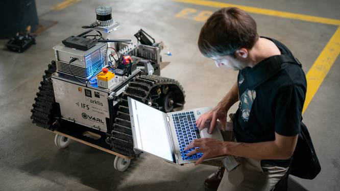 Verbesserungen: Das Forschungsteam entwickelt den Roboter stetig weiter.