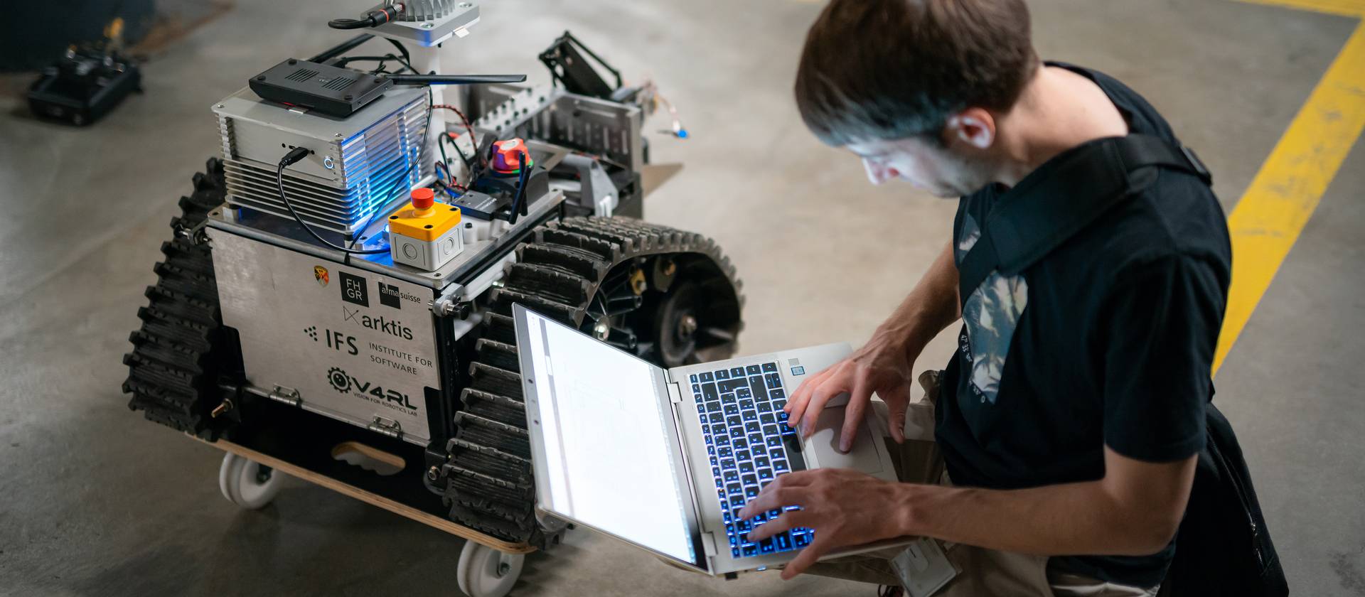 Verbesserungen: Das Forschungsteam entwickelt den Roboter stetig weiter.