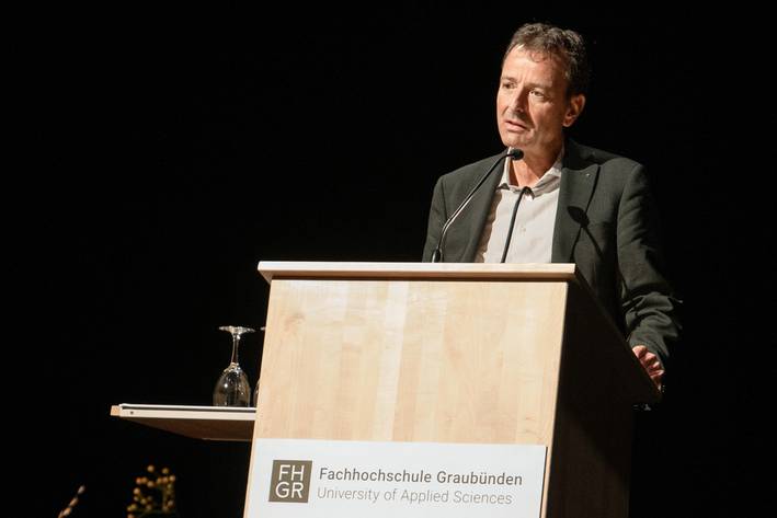 Dr. Jürg Kappeler, Unternehmer, Grossrat des Kantons Graubünden, Präsident des Fachbeirats Bau sowie des Fördervereins der Fachhochschule Graubünden, hielt eine Festrede.
