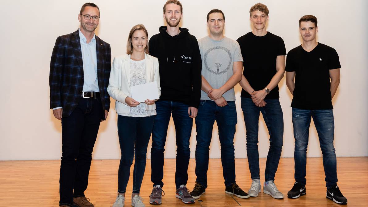 Die Zweitplatzierten des Best-Businessplan-Wettbewerbs 2020 mit dem Preisstifter: Enrico Lardelli (Graubündner Kantonalbank), Fiona Züger, Nico Bär, Christian Balzer, Gianin Krausz, Cedric Kühne (v.l.n.r.).