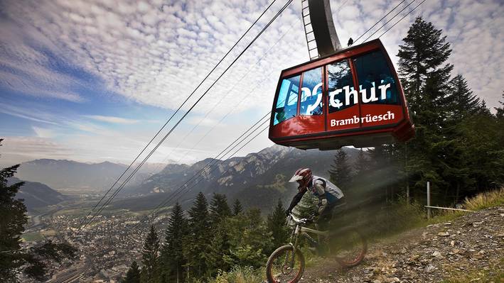 Cable car and mountainbiker on Brambrüesch