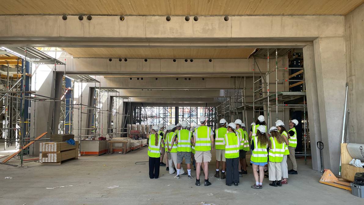 Nel cantiere del Centro universitario, le studentesse e gli studenti di architettura vedono prendere forma il futuro della SUP Grigioni.