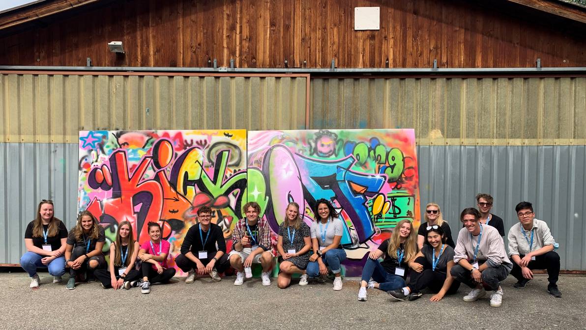 Neustudierende 2021: Englische Klasse des Bachelorstudiums Tourismus vor eigenem Graffiti