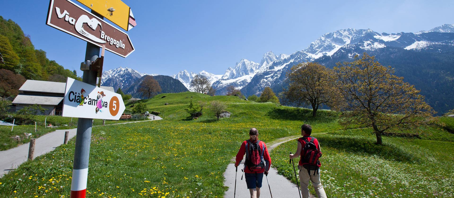 Zwei Männer wandern in Richtung Via Bregaglia inmitten der Bündner Bergwelt.