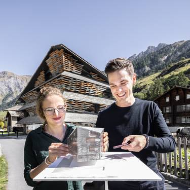 Bachelor Architektur: Studierende der FHGR mit einem Architekturmodell
