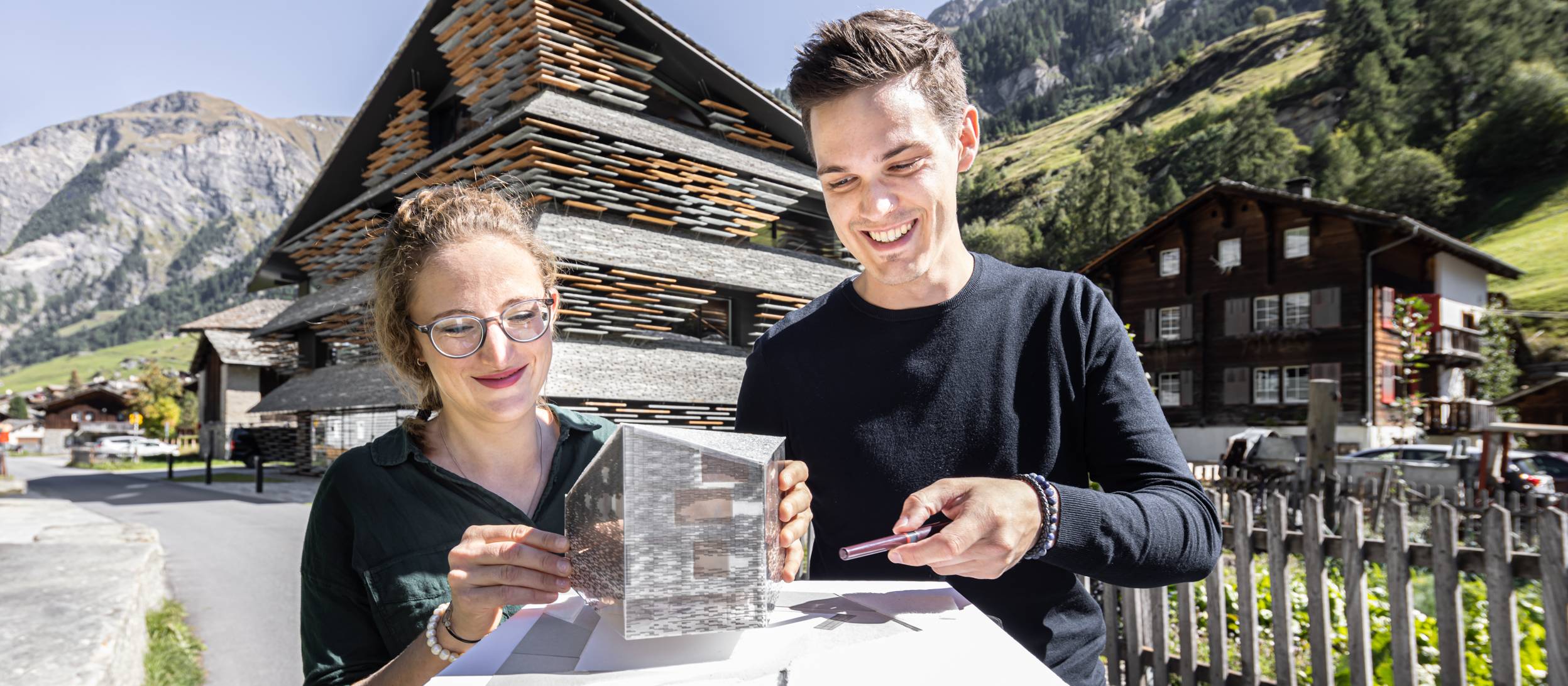 Bachelor Architektur: Studierende der FHGR mit einem Architekturmodell