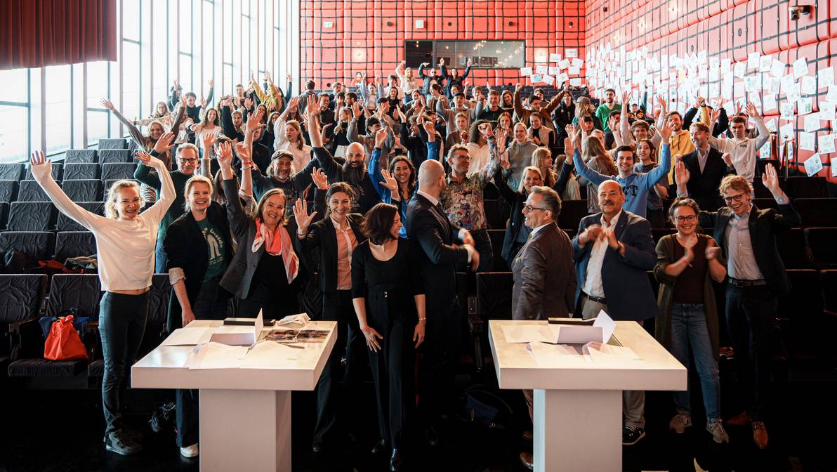 Zur grossen Freude von Studierenden, Dozierenden und Leitungsmitgliedern wird die Kooperation zwischen den Fachhochschulen Rotterdam und Graubünden besiegelt. (Foto: Marius Wickli)