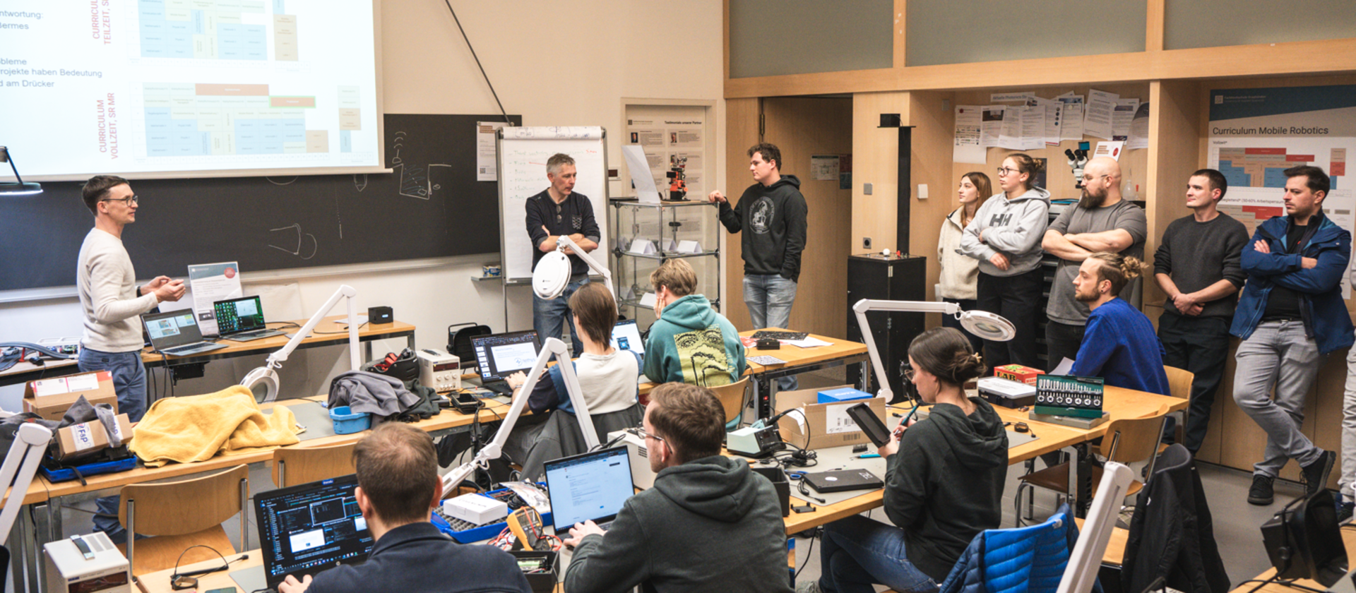 Trotz aller Fortschritte im Bereich der Künstlichen Intelligenz bleiben menschliche Intelligenz, persönlicher Austausch und direkte Zusammenarbeit unverzichtbar – auch und besonders im Hochschulumfeld.