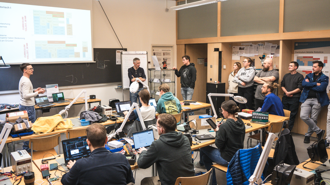 Trotz aller Fortschritte im Bereich der Künstlichen Intelligenz bleiben menschliche Intelligenz, persönlicher Austausch und direkte Zusammenarbeit unverzichtbar – auch und besonders im Hochschulumfeld.