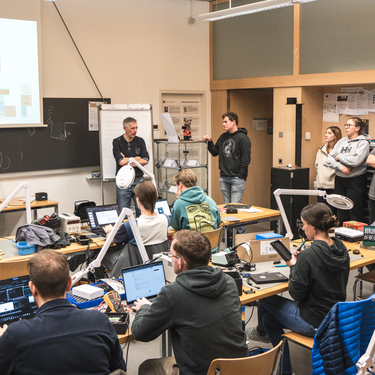 Trotz aller Fortschritte im Bereich der Künstlichen Intelligenz bleiben menschliche Intelligenz, persönlicher Austausch und direkte Zusammenarbeit unverzichtbar – auch und besonders im Hochschulumfeld.