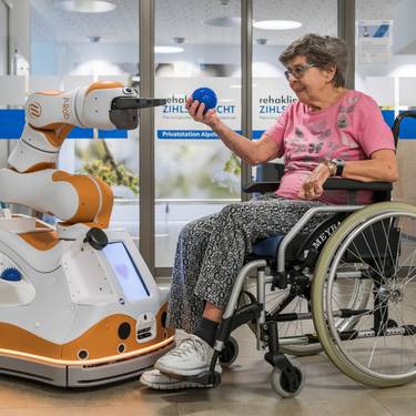 Assistenzroboter «Lio» bei der Arbeit – in Interaktion mit einer Patientin.