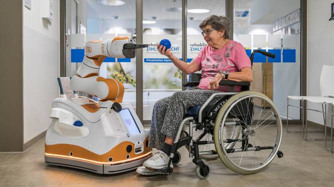 Assistenzroboter «Lio» bei der Arbeit – in Interaktion mit einer Patientin.